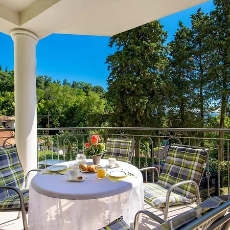Summer Breeze With A Pool Apartment