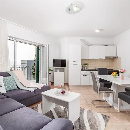 Apartment Summer Breeze With A Pool